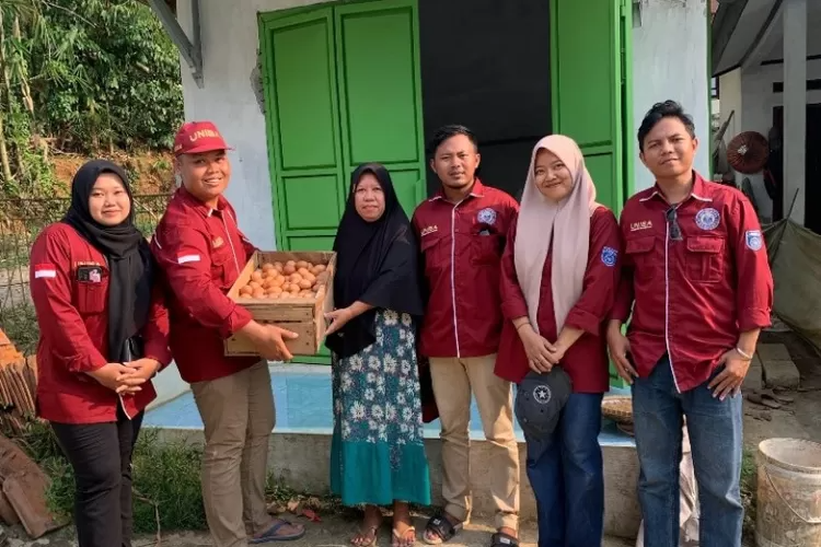 Mahasiswa KKM 64 Universitas Bina Bangsa Bantu Suplai Telur untuk UMKM di Desa Calung Bungur