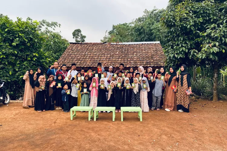 Kedepankan Agama, Kelompok 64 Mahasiswa KKM Uniba Salurkan Bantuan Iqra di Sajira